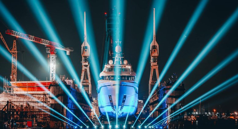 Мега яхта azzam