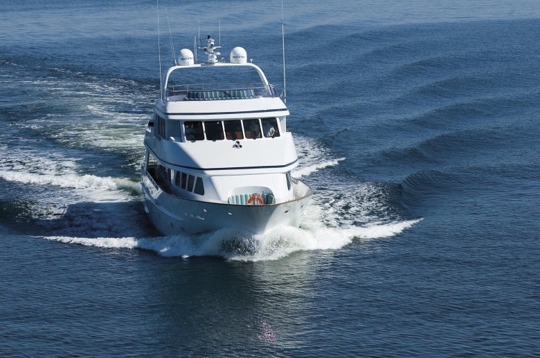 Яхта катер