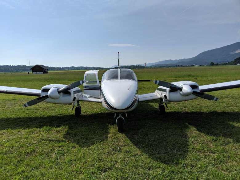 Двухмоторный самолет