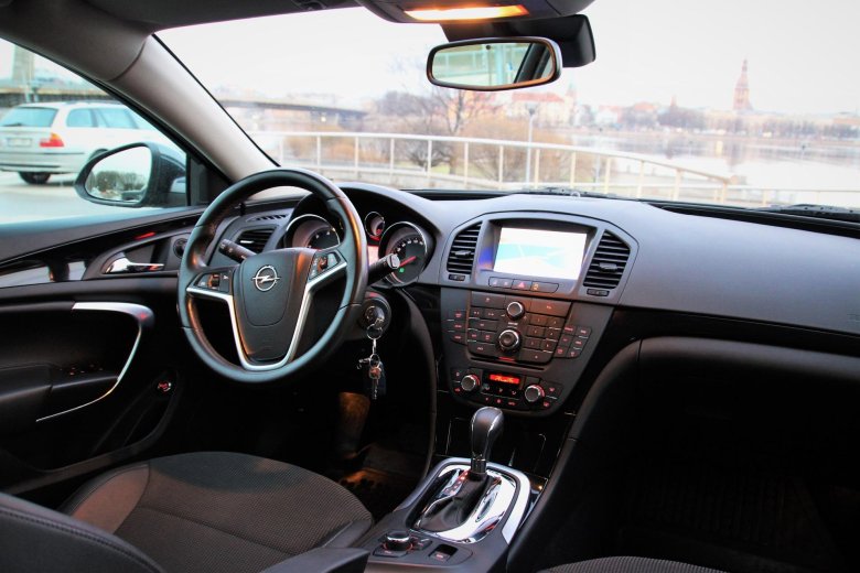 Опель инсигния 2011