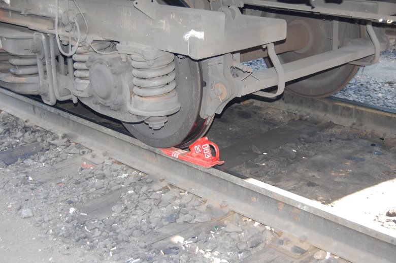 Закрепление подвижного состава тормозными башмаками