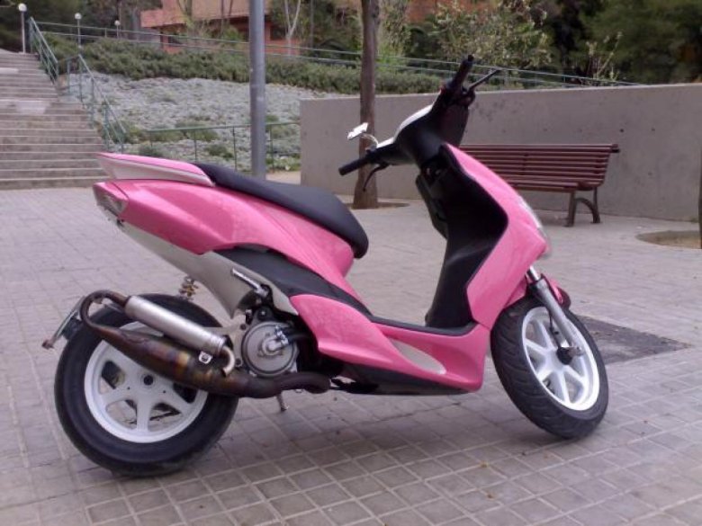 Розовый скутер