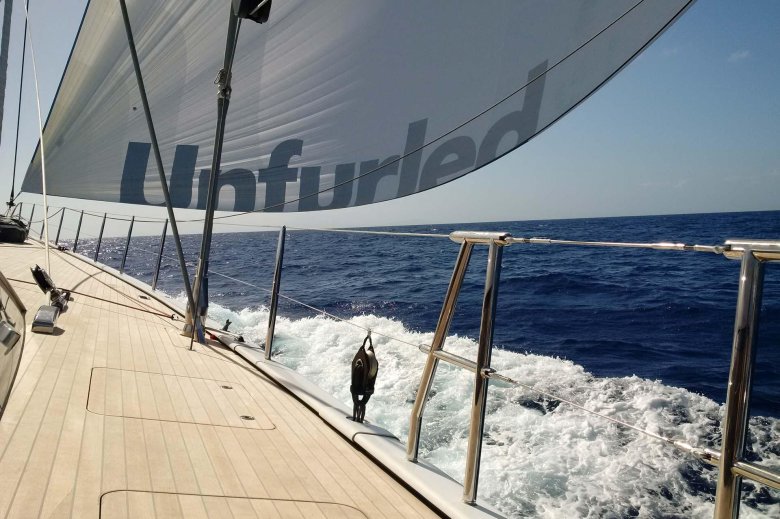 Парусная яхта в море