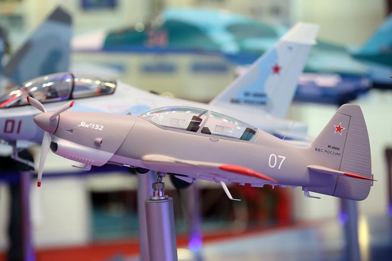 Самолёт як-152