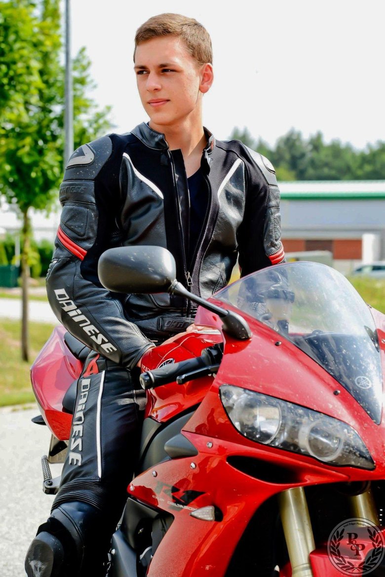 Пацан на мотоцикле