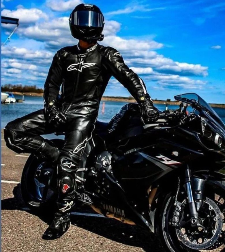 В костюме на мотоцикле