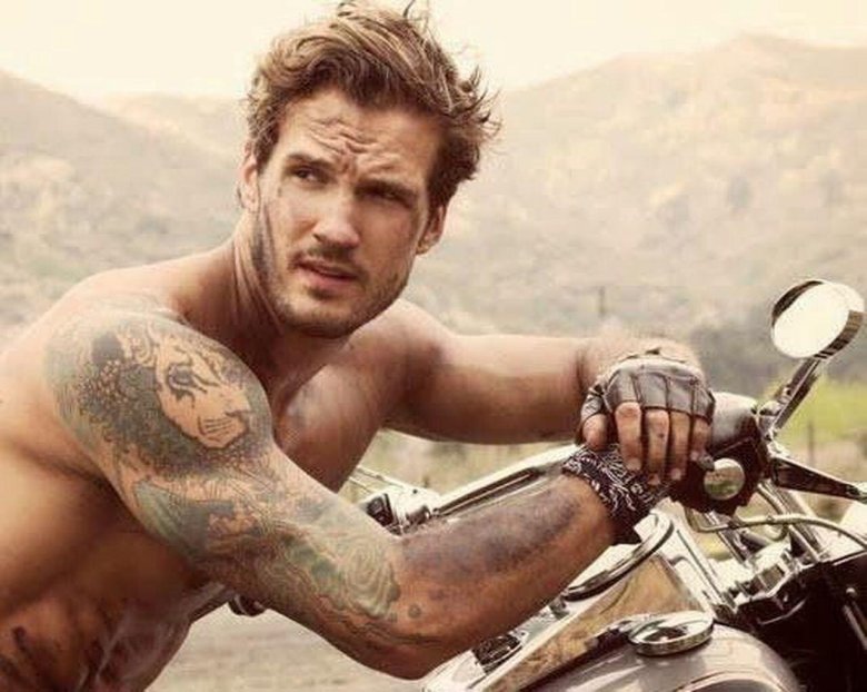 Брутальный мужчина на мотоцикле