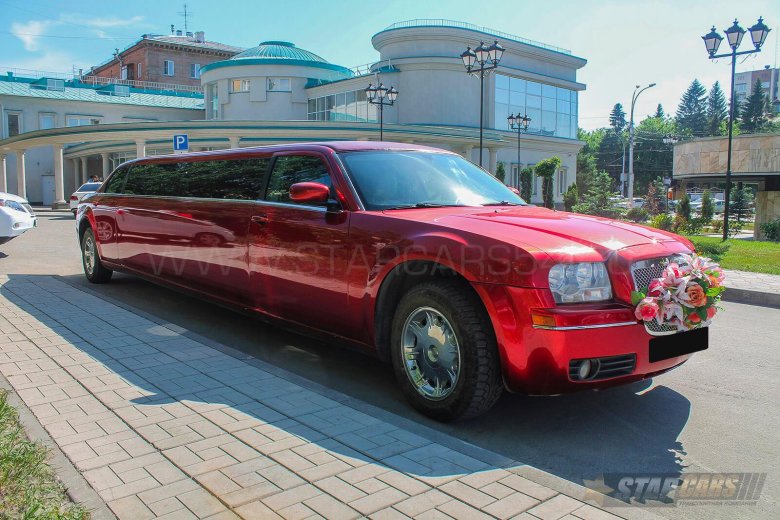 Крайслер лимузин красный