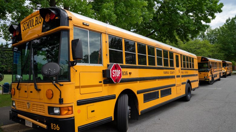 Желтый школьный автобус