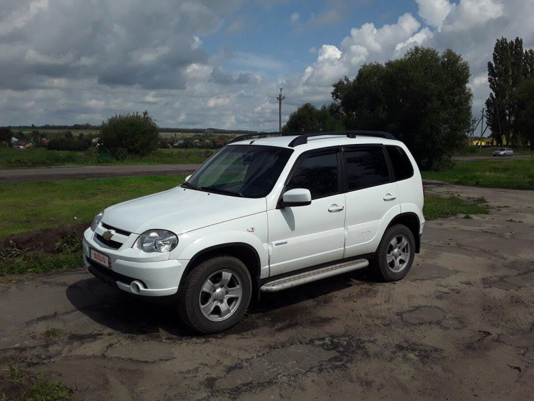 Шевроле нива 2012 года белая