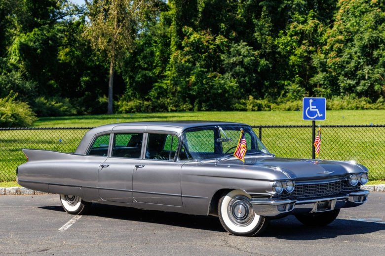 Cadillac fleetwood 75 limousine