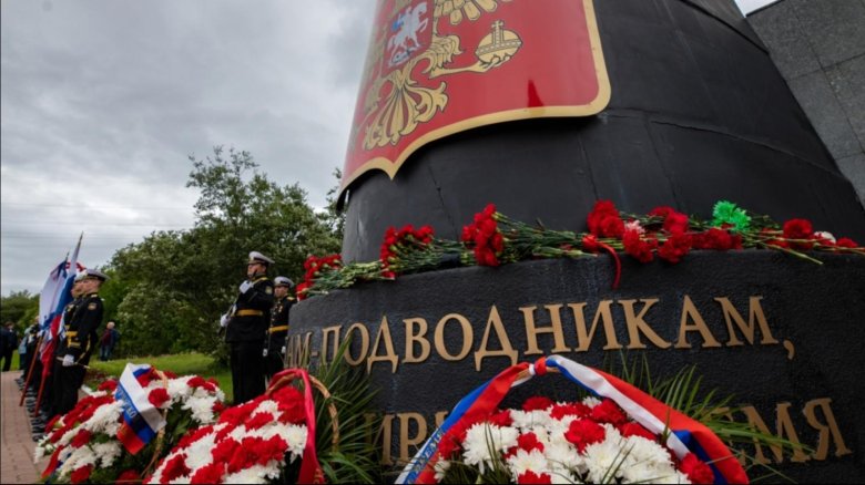 Памятник в курске подводникам подводной лодки курск