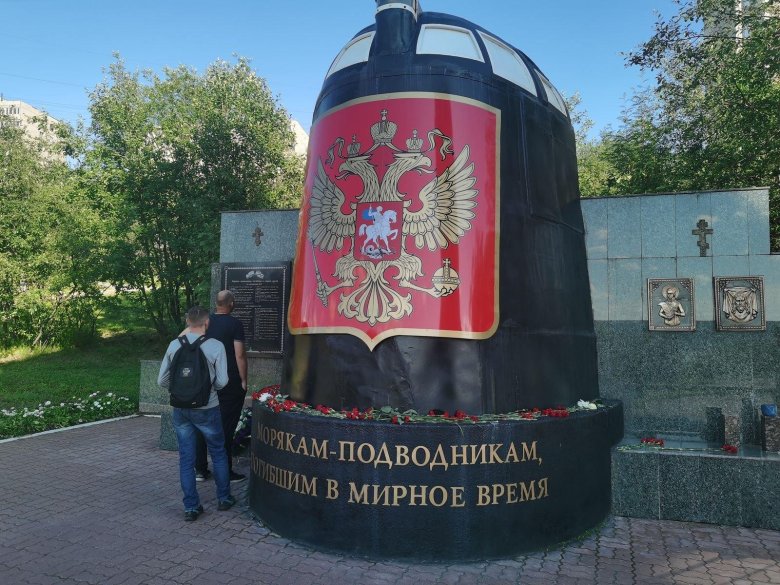 Памятник морякам подводникам курск