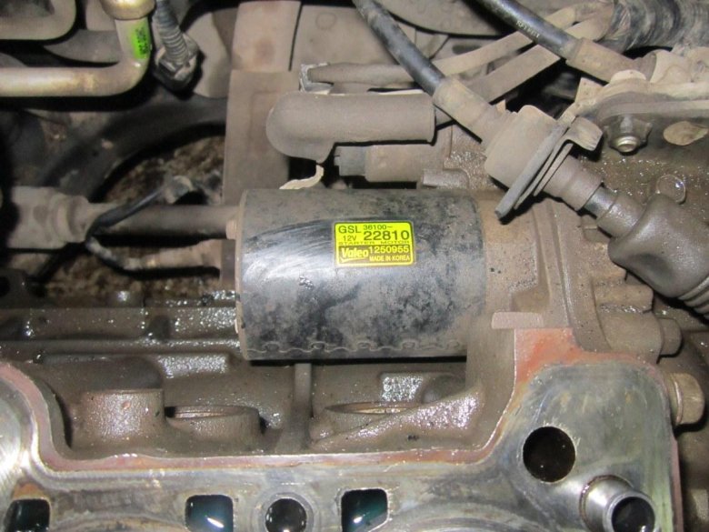 Где находится стартер на хендай акцент