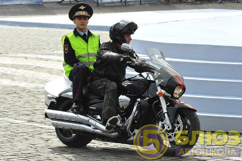 Пассажир на мотоцикле