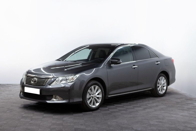 Серая тойота камри