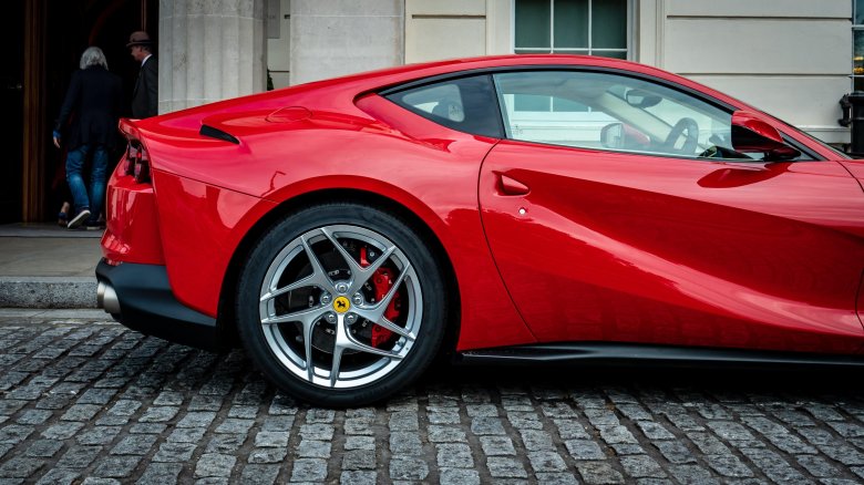 Феррари 812 superfast