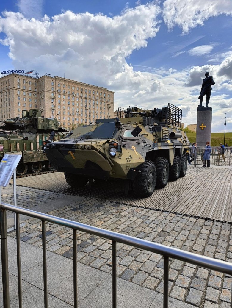 Поклонная гора в москве выставка военной техники