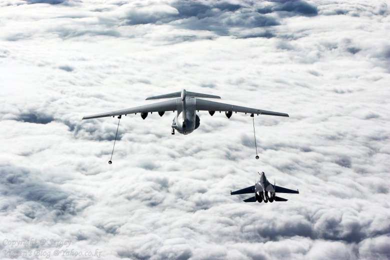 Дозаправка в воздухе самолета