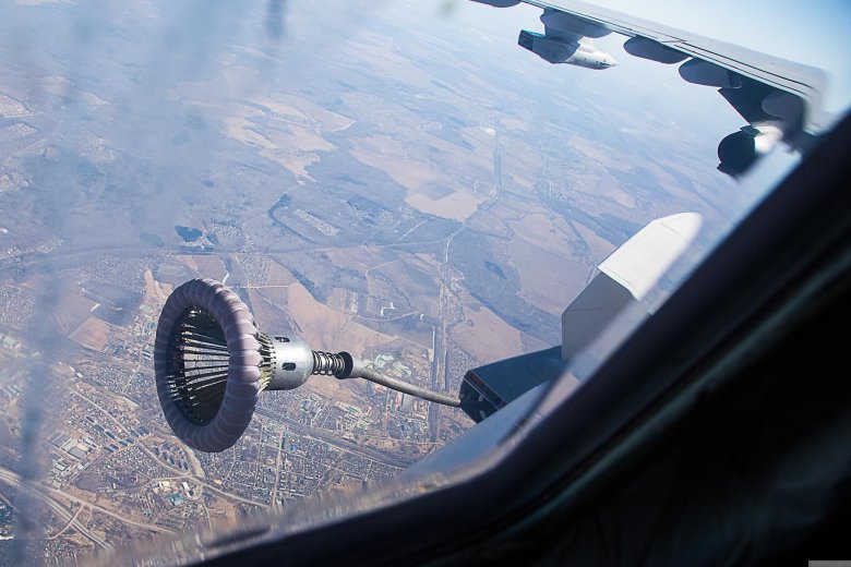 Дозаправка самолета в воздухе