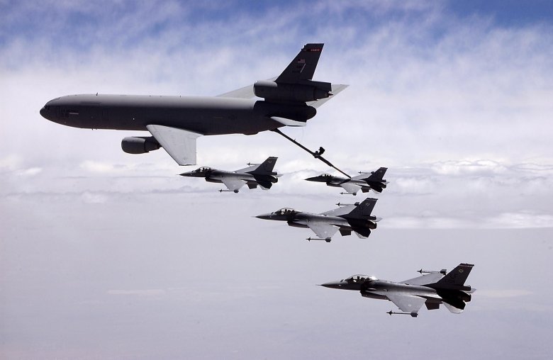 Самолет заправщик