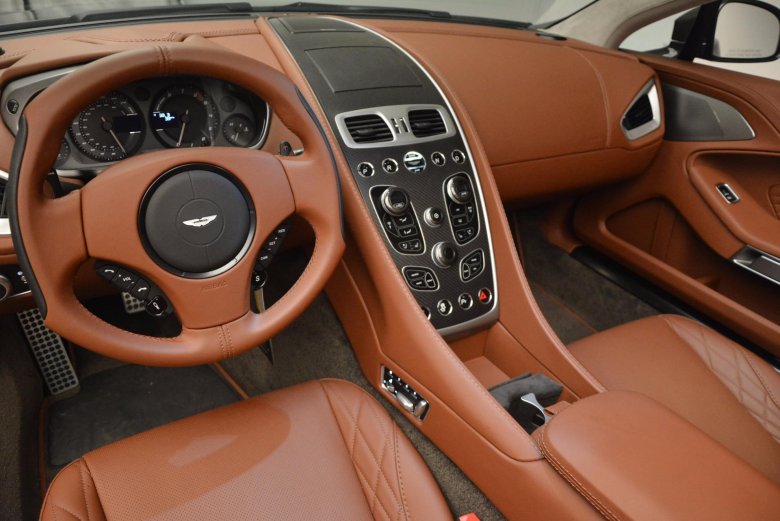 Aston martin салон