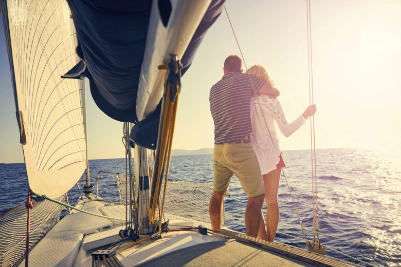 Мужчина и женщина на яхте
