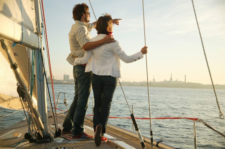 Мужчина и женщина на корабле