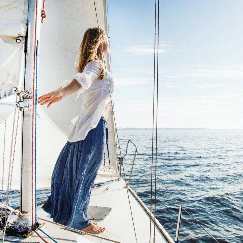 Девушка на яхте