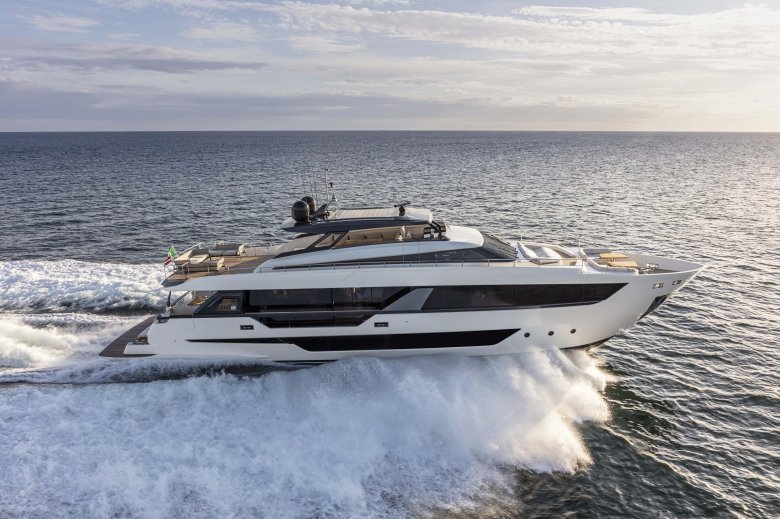 Ferretti 1000