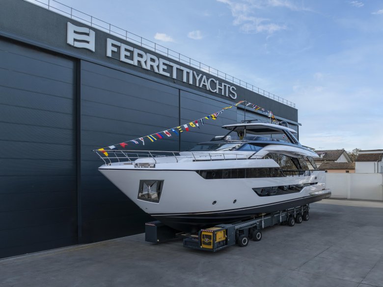 Ferretti 1000 яхта