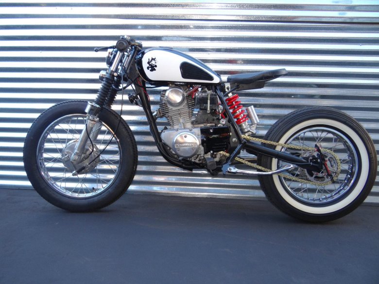 Мотоцикл кастом кафе рейсер