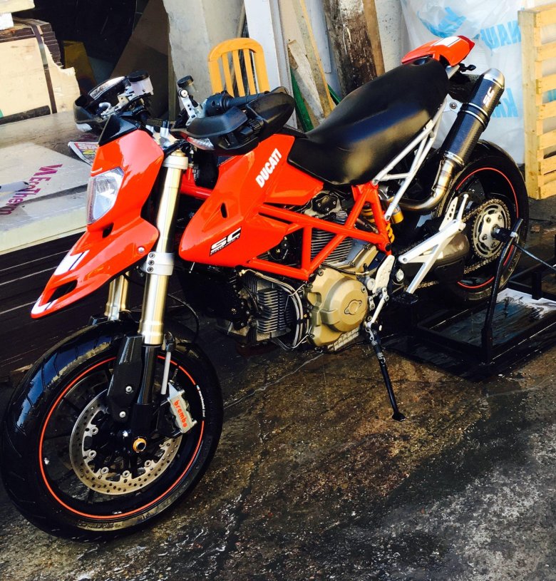 Ducati hypermotard 1100