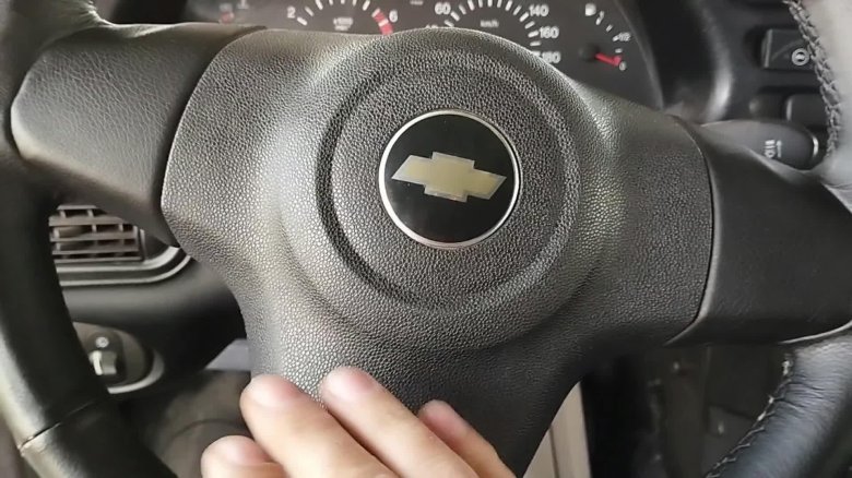 Шильдик на руль шевроле нива