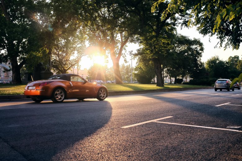 Машина на дороге