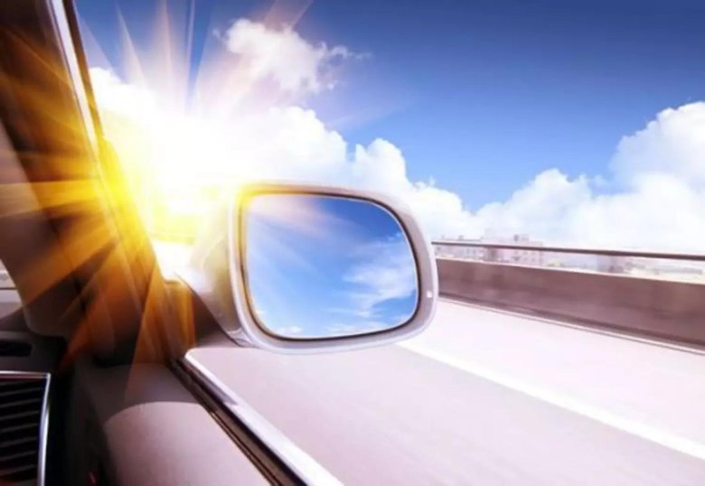 Автомобиль на солнце