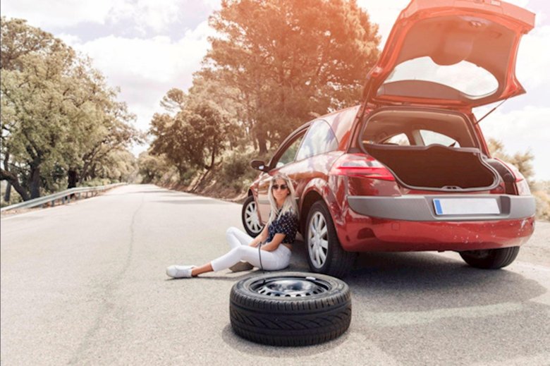 Колесо автомобиля на дороге