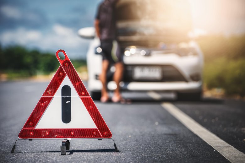 Знак аварийной остановки на дороге