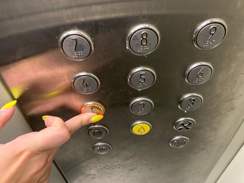 Кнопки в лифте