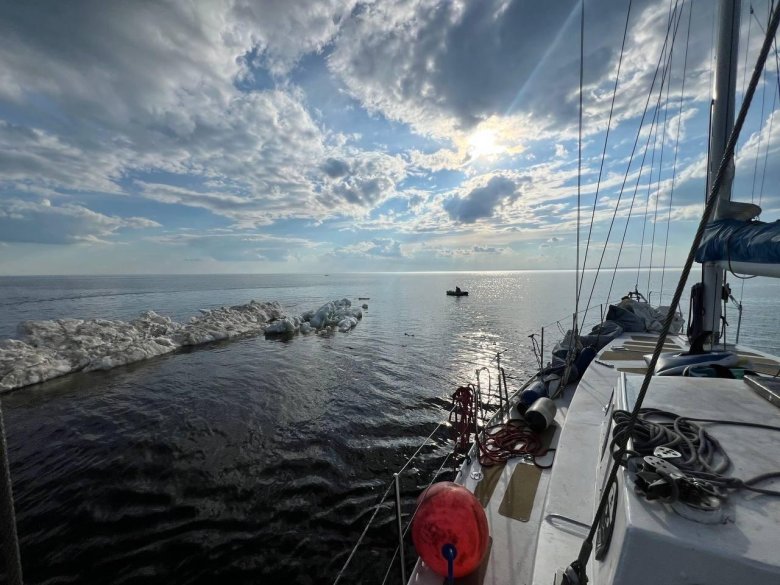 Яхта в море