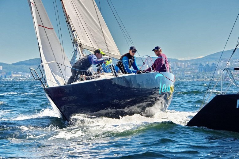 Яхта конрад 25