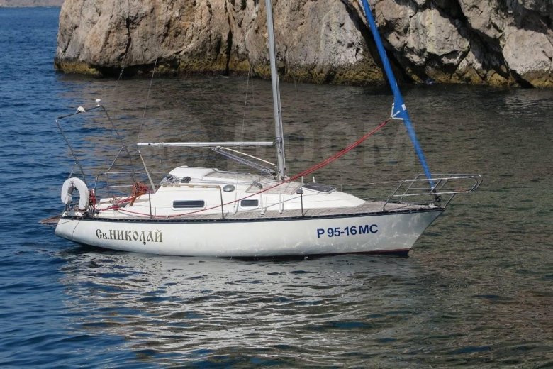 Парусно моторная яхта