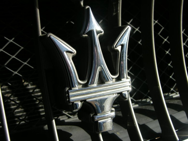 Марка машины с трезубцем