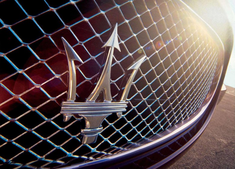 Машина с короной на значке