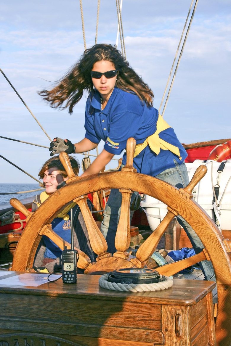 Капитан за штурвалом корабля