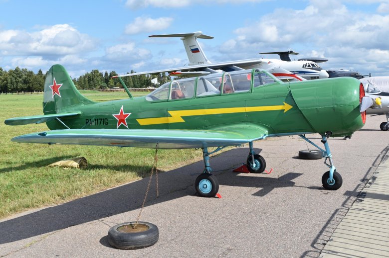 Самолет як 18а