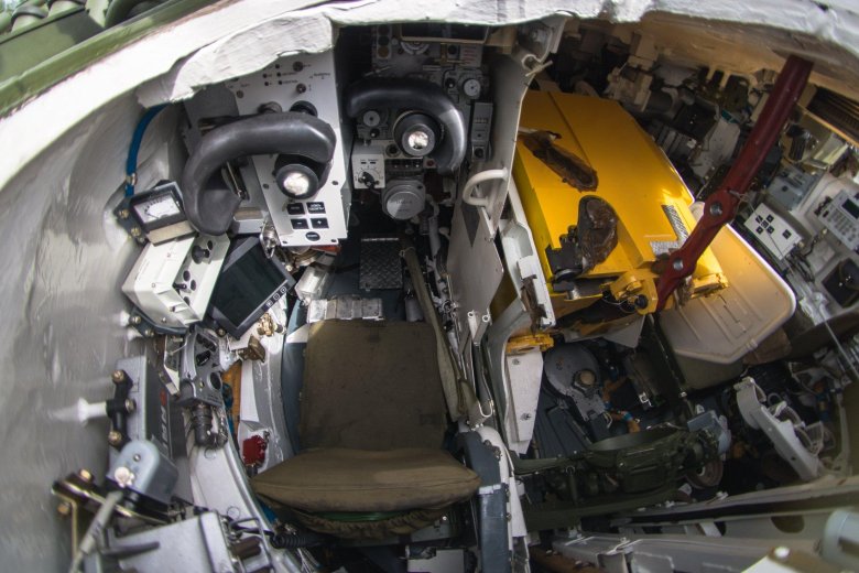 Кабина механика танка т 80