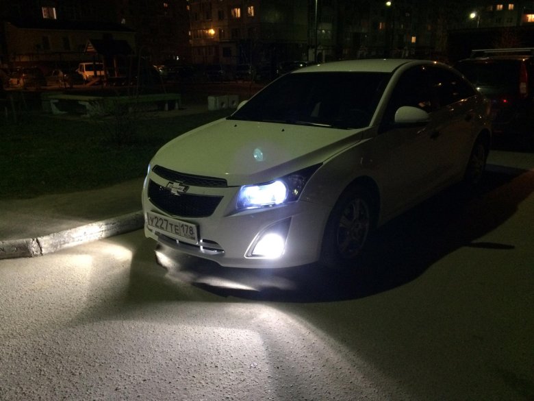 Белый шевроле круз