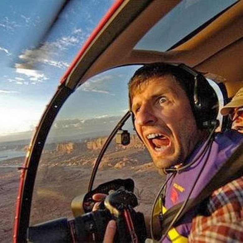 Пилот в кабине самолета