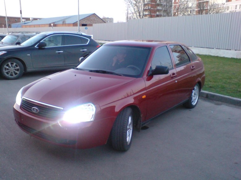 Лада приора хэтчбек красная